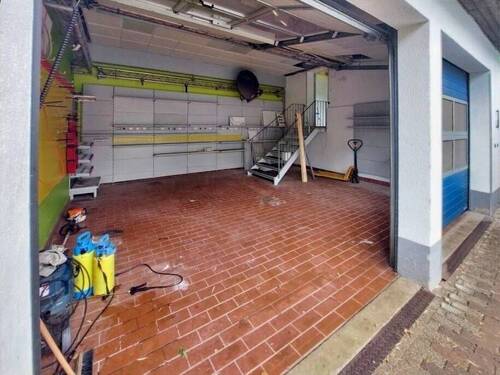 Werkstatt Garage zwischen den Häusern - 