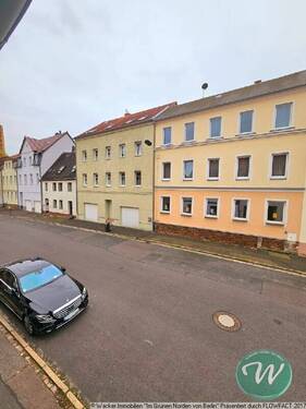 Blick aus dem oberen Fenster auf die Straße - 