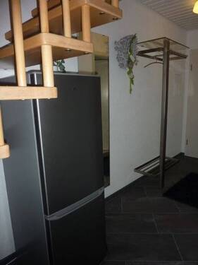 Flur mit Garderobe und großem Kühlschrank - 