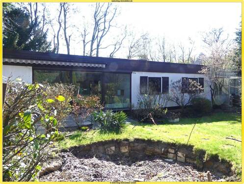 Frontansicht mit Garten - Frohnau! Sanierungsbedürftiges Reihenmittelhaus (Quelle Fertighaus 1969) mit Garage unweit Poloplatz