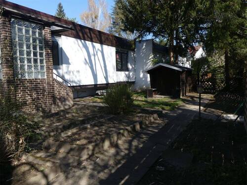 Hausansicht und Vorgarten mit - Reihenmittelhaus mit 110,00 m&sup2; in Berlin zum Kaufen