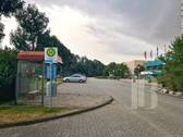 Bushaltestation vor der Tür - 