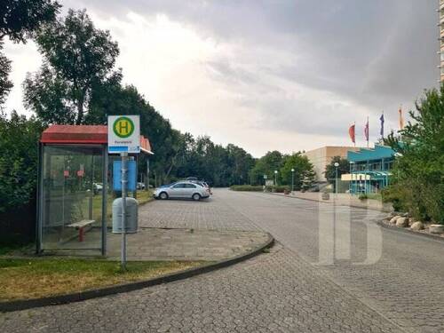 Bushaltestation vor der Tür - 