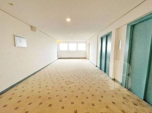 Eingangsbereich mit Fahrstühlen - 