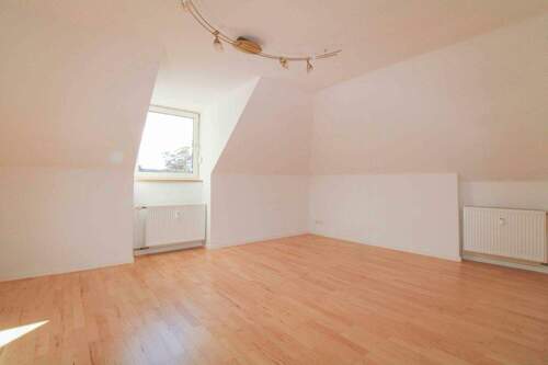 Wohnzimmer - 2 Zimmer Etagenwohnung in München