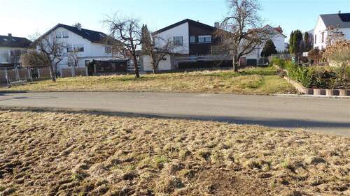 Rommelsbach-Blick-über-Strasse-auf-Grundstück - Grundstück in Reutlingen zum Kaufen