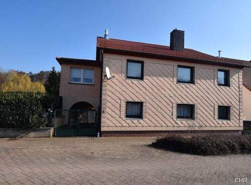 Vorderansicht - Platz für die größere Familie - überwiegend modernisiertes Ein- Zweifamilienhaus in ruhiger Lage