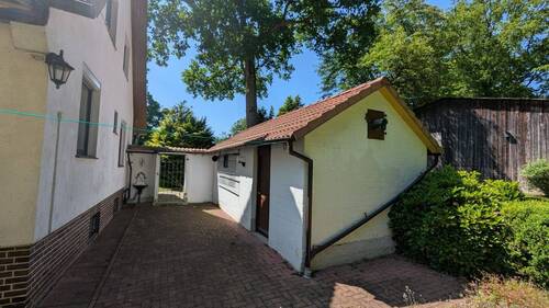 Innenhof zwischen Haus und Garage - 