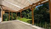 Große Terrasse mit Blick in den Garten - 