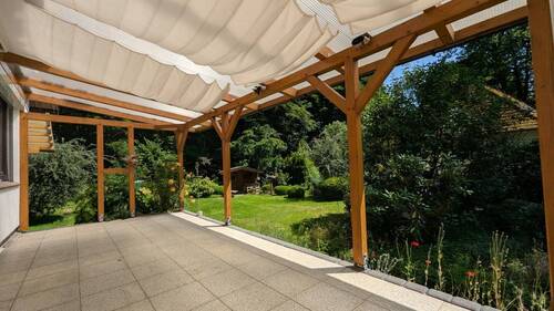Große Terrasse mit Blick in den Garten - 