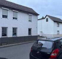 Areal mit 1061 m2 Grundstück mit 2 Wohnhäuser + 13 Garagen, ideal für den Neubau von Reihenhäuser oder ein Mehrfamilienhaus geeignet! - Bonn Dottendorf