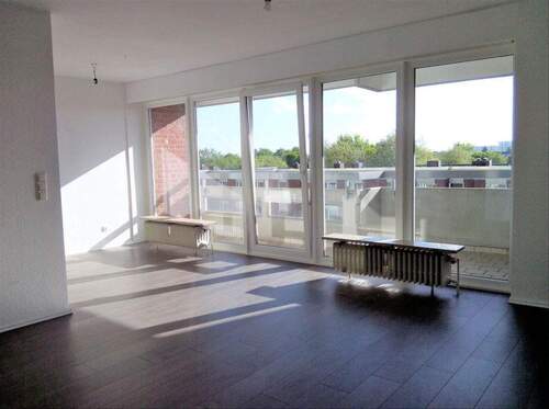 Blick in das Wohnzimmer - Lichtdurchflutete 2-Zimmer-Wohnung mit großzügiger Süd-West-Loggia in Hamburg-Schnelsen