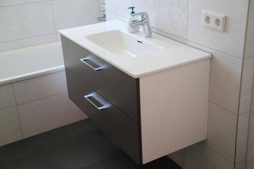 Bad - Waschb. mit Unterschrank - 4 Zimmer Etagenwohnung zum Kaufen in Unterhaching