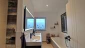 Bad mit Dusche und Wanne - 