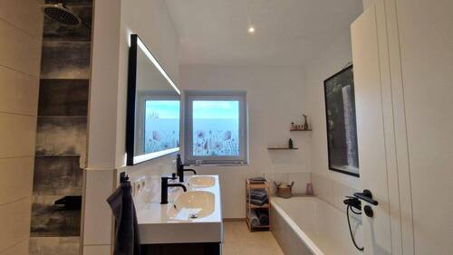 Bad mit Dusche und Wanne - 