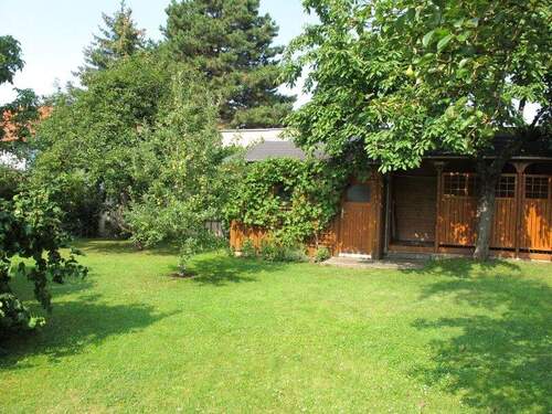 Garten mit Fahrradschuppen - 