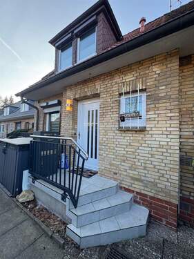 Aussenansicht - Moderne Doppelhaushälfte mit Garten in familienfreundlicher Lage