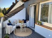 Balkon möbliert_KI - 