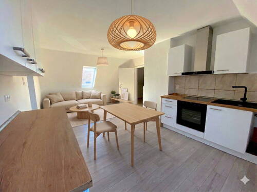 Offene Wohnküche möbliert_KI - 3 Zimmer Etagenwohnung in Stade