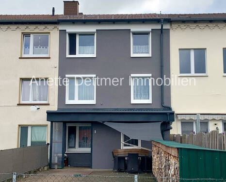 Straßenseite (Westen) - Zweifamilienhaus in Freden - 138.500,00 EUR Kaufpreis, ca.  180,80 m² Wohnfläche