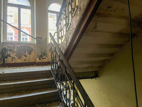 Treppenhaus - Stadtteilprägendes, großes Eckhaus zur Sanierung