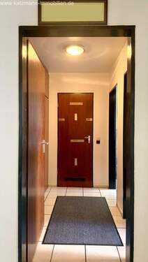 Flur mit großen Einbauschrank - 