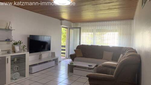 Wohnbereich mit Zugang zum Balkon - 