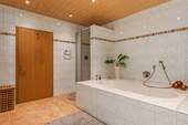 Bad mit Dusche und Wanne 17,52 m² - 