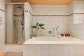 Bad mit Dusche und Wanne 17,52 m² - 