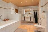 Bad mit Dusche und Wanne 17,52 m² - 