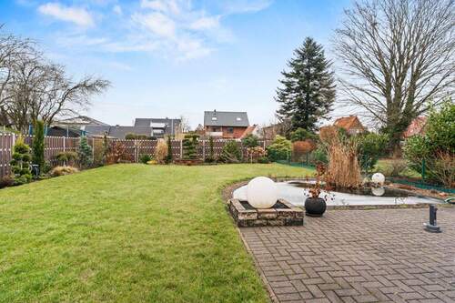 Blick in den Garten mit weiterer Terrasse - 