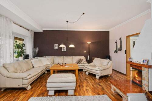 Wohnzimmer mit Kamin und angrenzendem Esszimmer 41,00 m² - 