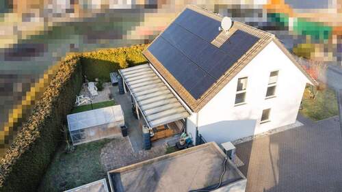 Blick auf die Solaranlage - Modernes Familienhaus - Top Energiewert - Garage - Garten - in Willroth!