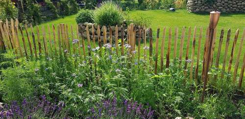 Garten mit Kräuterspirale - 