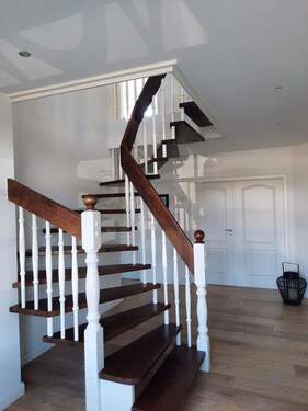 Treppe ins Obergeschoss - 