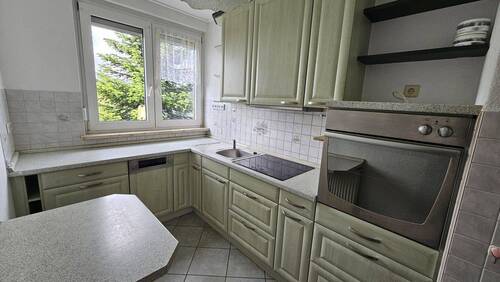Küche 1 - mit Einbauküche - Frisch renovierte 3-Zimmer-Wohnung mit Einbauküche & Balkon - wohngeldfähig, frei ab 01.07.