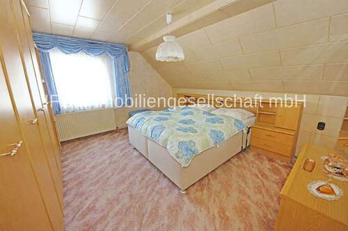 Gästezimmer mit WC und Waschbecken im DG - 