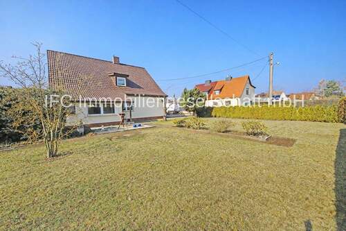 Hausansicht / Grundstücksseite - 