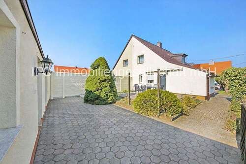 Hausansicht / Grundstücksseite - 