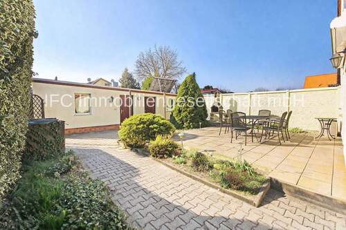 Blick auf die Garage und Nebengelass - 