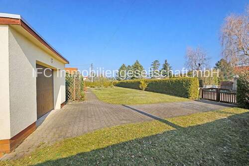 Grundstück mit Garage und Zufahrt - 