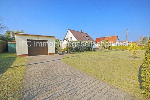 Grundstück mit Garage und Zufahrt - 