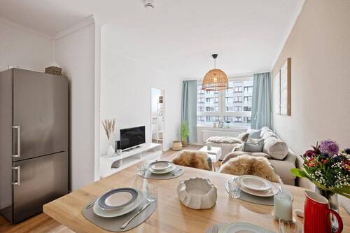 Blick in das Wohn/ Esszimmer - 3 Zi, 50qm-saniert, seitlicher Blick auf die Ostsee-genehm. FeWo-Gebäude Zukunftssicher modernisiert