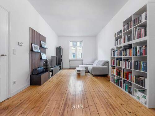 WOHNZIMMER - FACETTENREICHE 4-ZIMMER-ALTBAU-ERDGESCHOSSWOHNUNG mit Terrasse und Garten - modernisiert