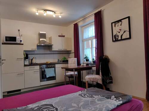 Wohnzimmer-offene Küche - Wohnen in der Neustadt! helle, ruhige 1-Raumwohnung mit Süd-Balkon (Innenhof)