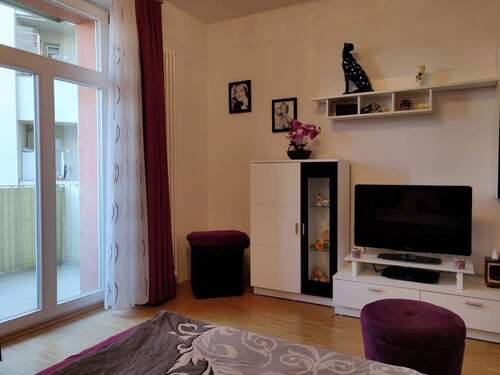 Wohnzimmer-Ausgang Balkon - Etagenwohnung mit 31,80 m&sup2; in Dresden zur Miete