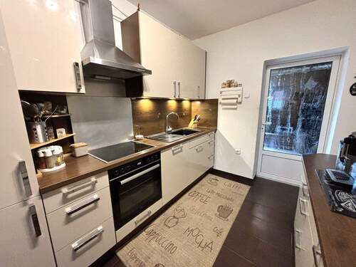 Küche mit Ausgang zur Terrasse - 