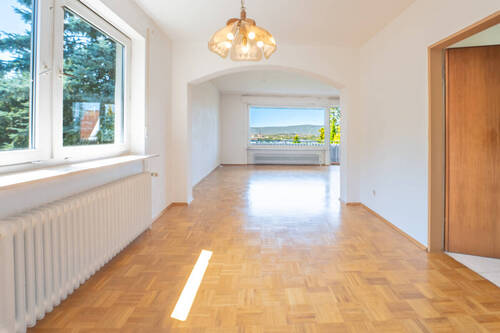 Esszimmer OG mit Wohnzimmer im Hintergund - 