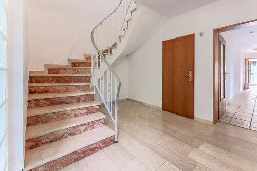 Treppenhaus mit Zugang zur Einliegerwohnung - 