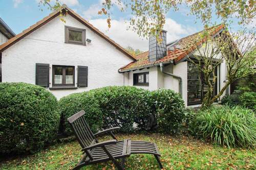 Garten Hausansicht - Charmantes Fachwerkhaus im Denkmalensemble mit Garten & Garage in ruhiger Lage bei Weilrod